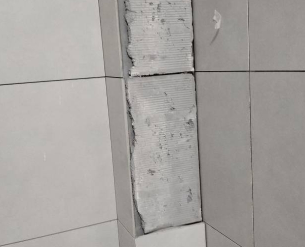 尼玛瓷砖空鼓维修公司分享下瓷砖施工前基层浇水润湿程度不足，可能导致以下问题