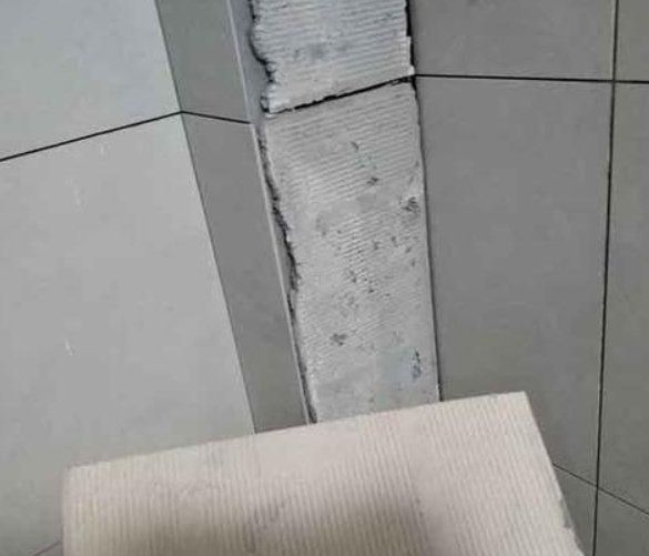 尼玛瓷砖空鼓维修公司分享下厨房瓷砖脱落的补救措施。